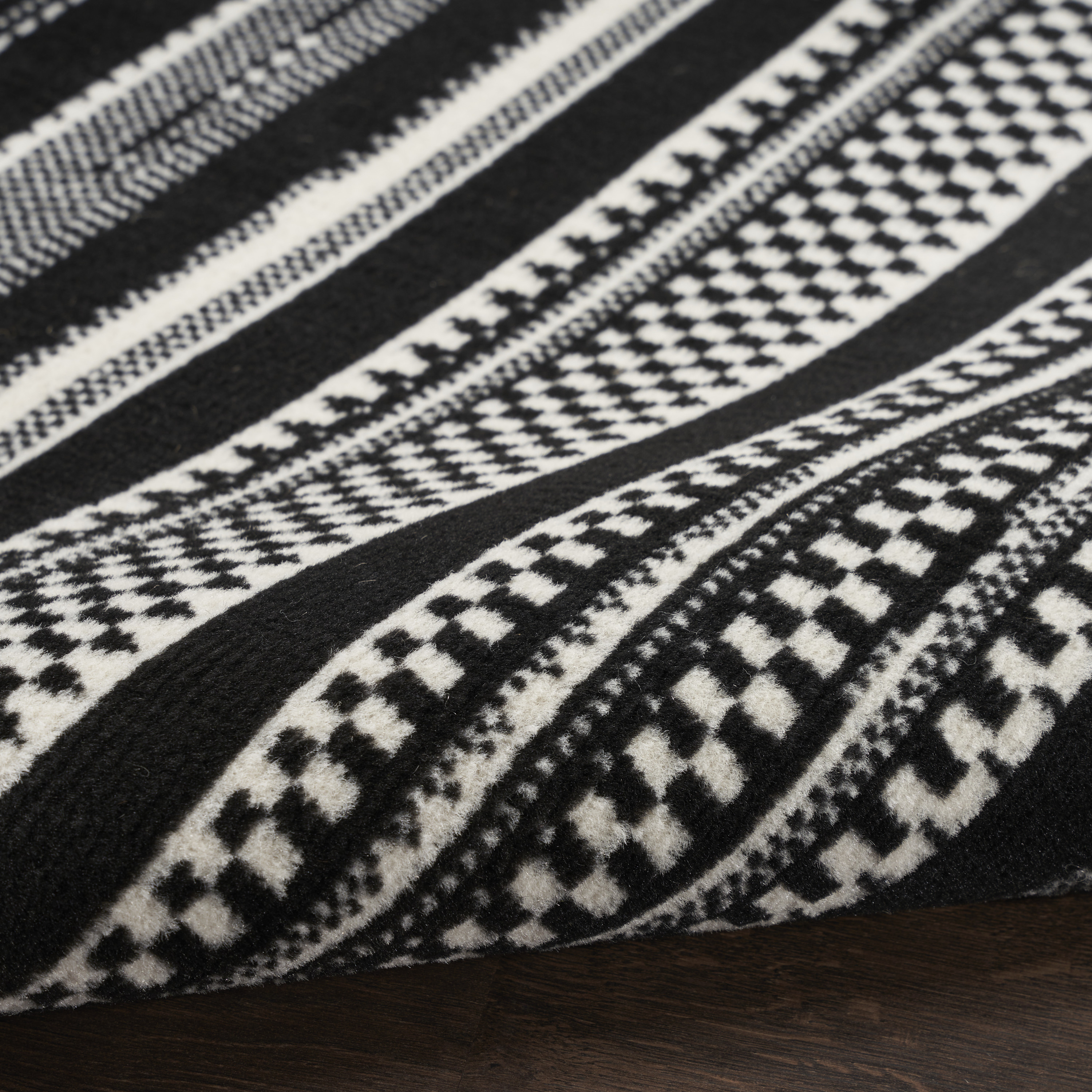 Nourison Grafix 2' x 4' Black White Modern Indoor Rug