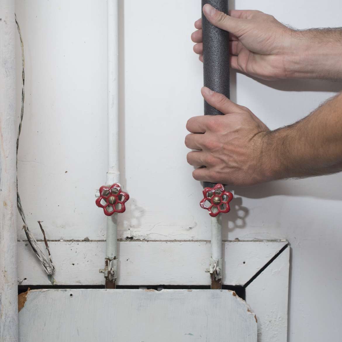 Foam Pipe Covers 12 ft long, fits .75 in pipes Duck Brand