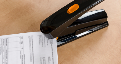 The Dual Staple Guide provides even pressure for uniform clinches.