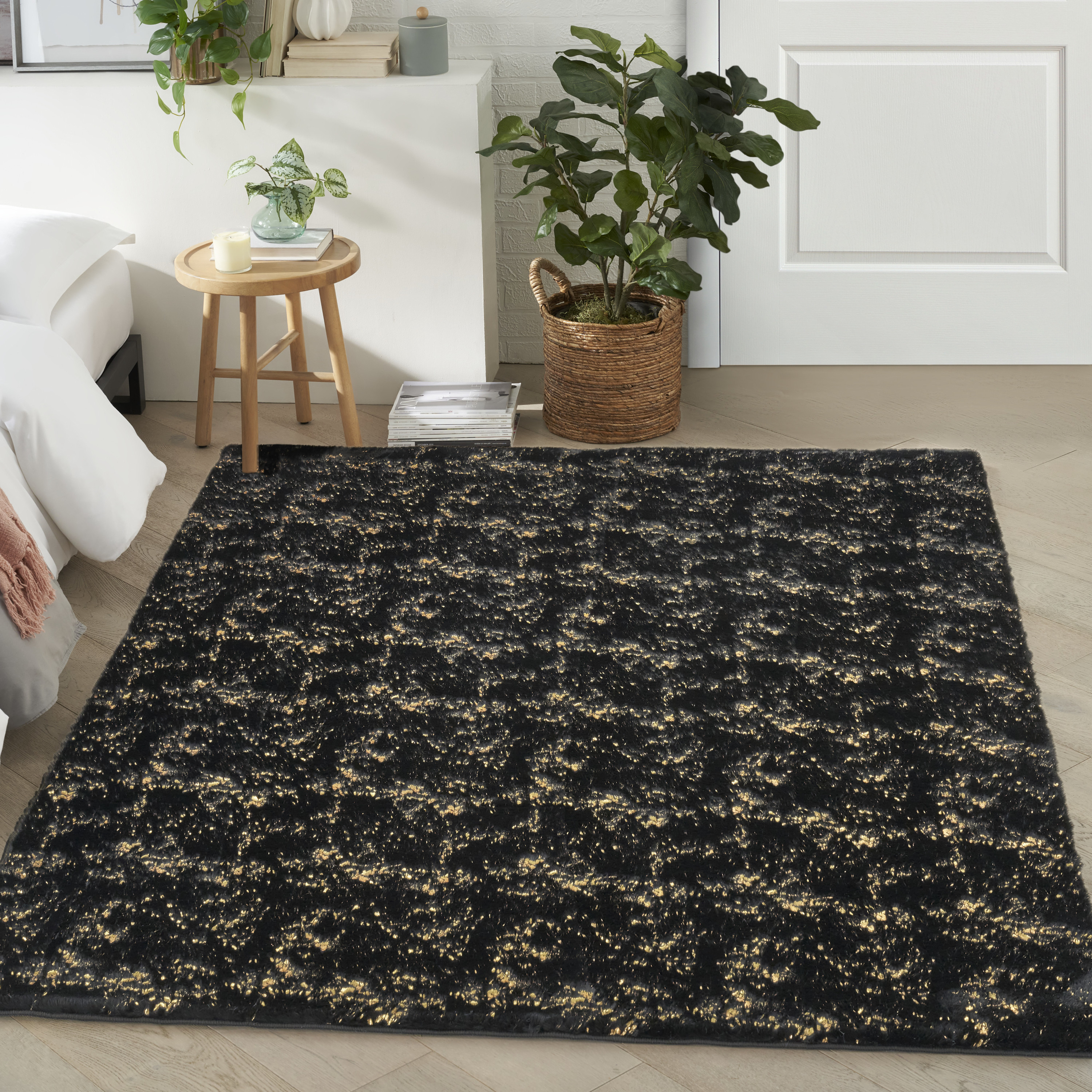 Nourison Cozy Shimmer 5'3" x 7'3" Black Gold Glam Indoor Rug