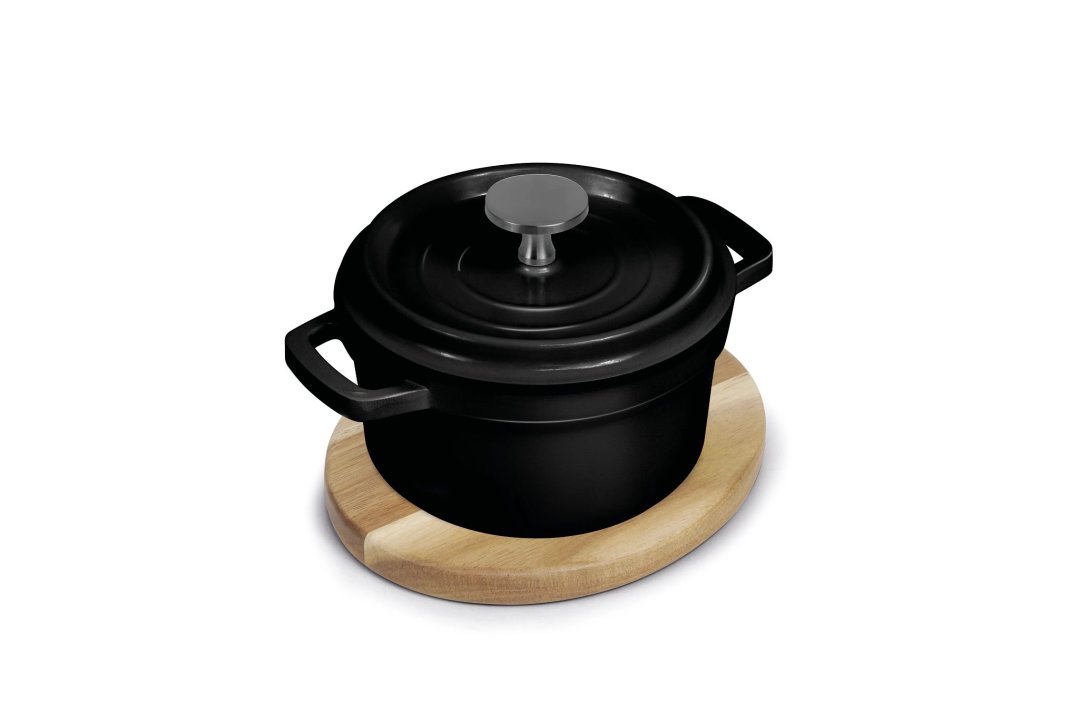 Mini cazuela negra con tapa con base de madera