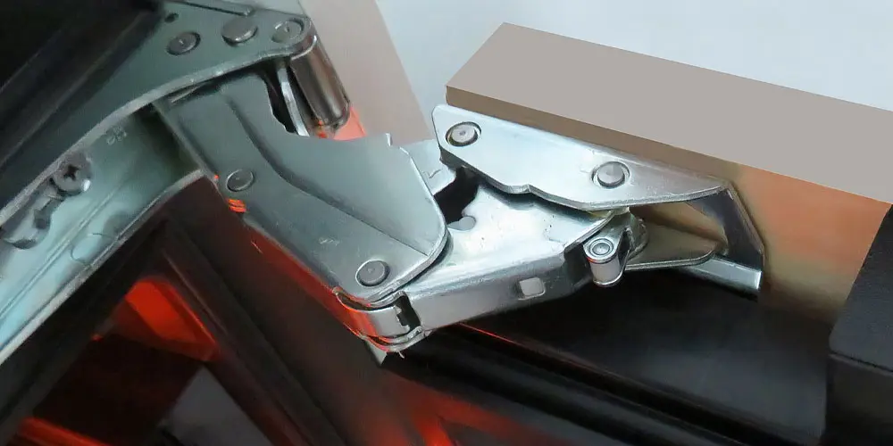ARTICULATING HINGE