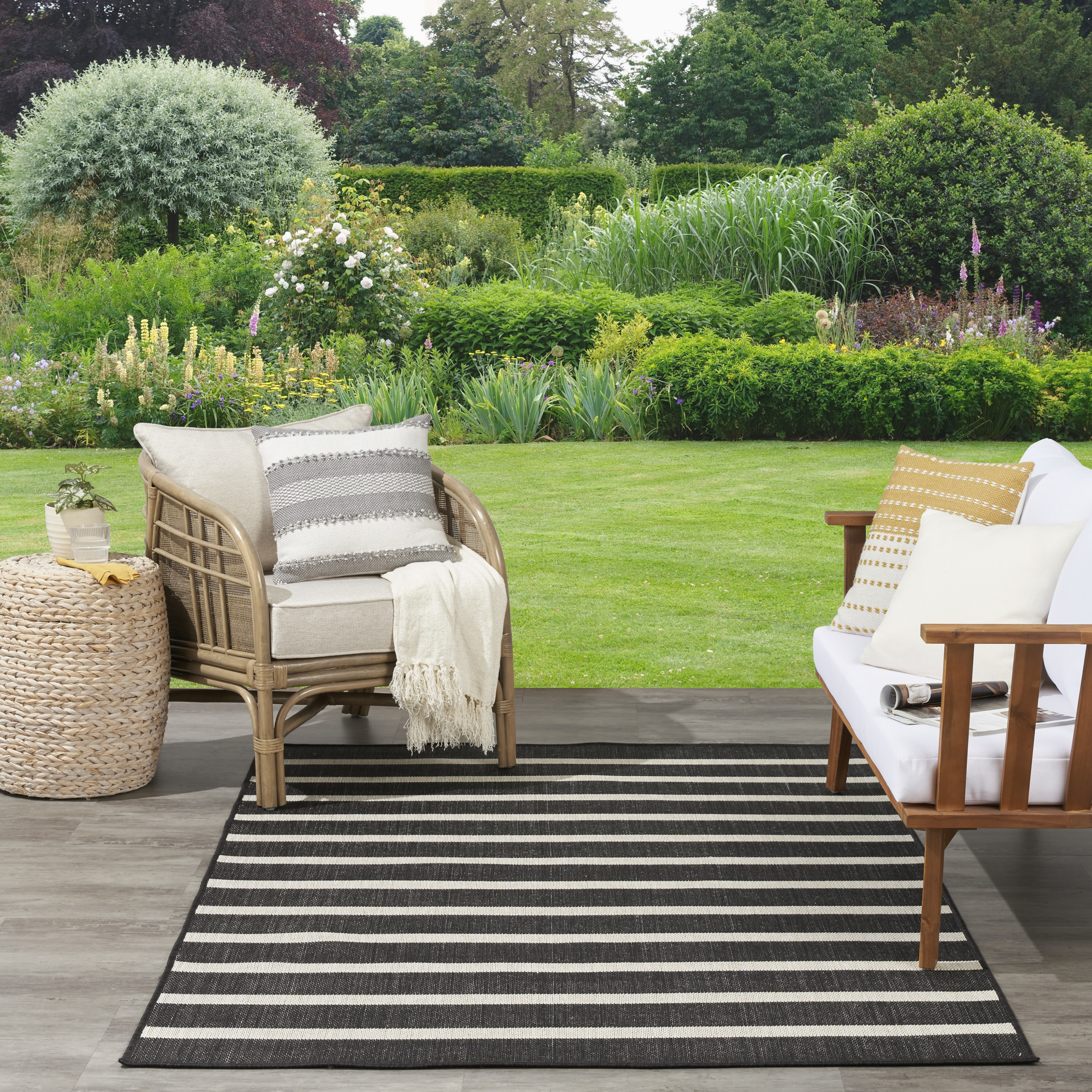 Nourison Positano 5' x 7' Black Ivory Modern Rug