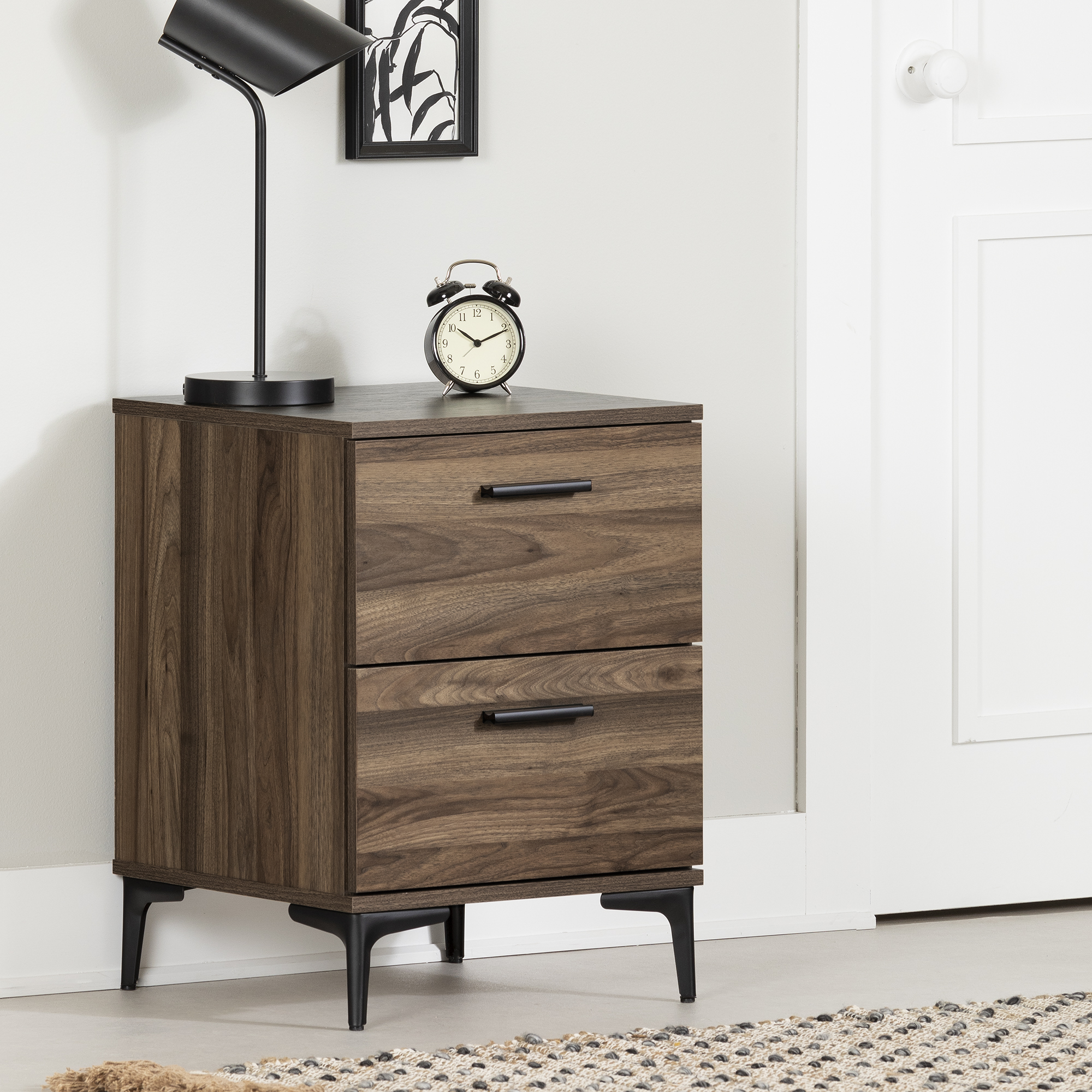 Musano Table de nuit 2 tiroirs à pattes en métal Noyer naturel / Musano 2-Drawer Nightstand with Metal Legs Natural Walnut