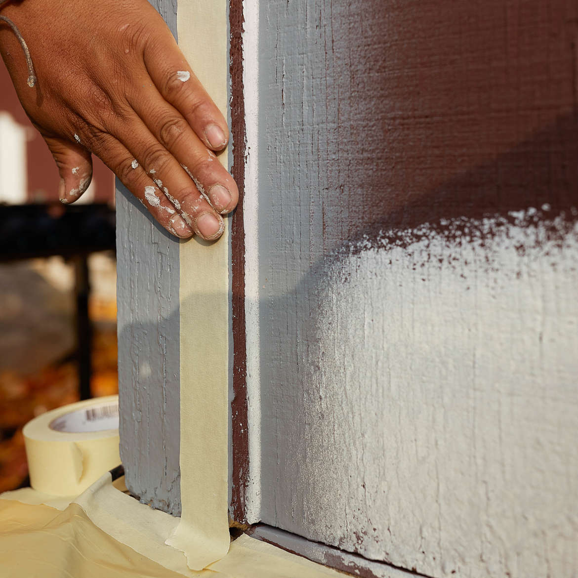 FrogTape<sup>®</sup> High Bond Exterior Painter's Tape<sup>®</sup> Application Image 1