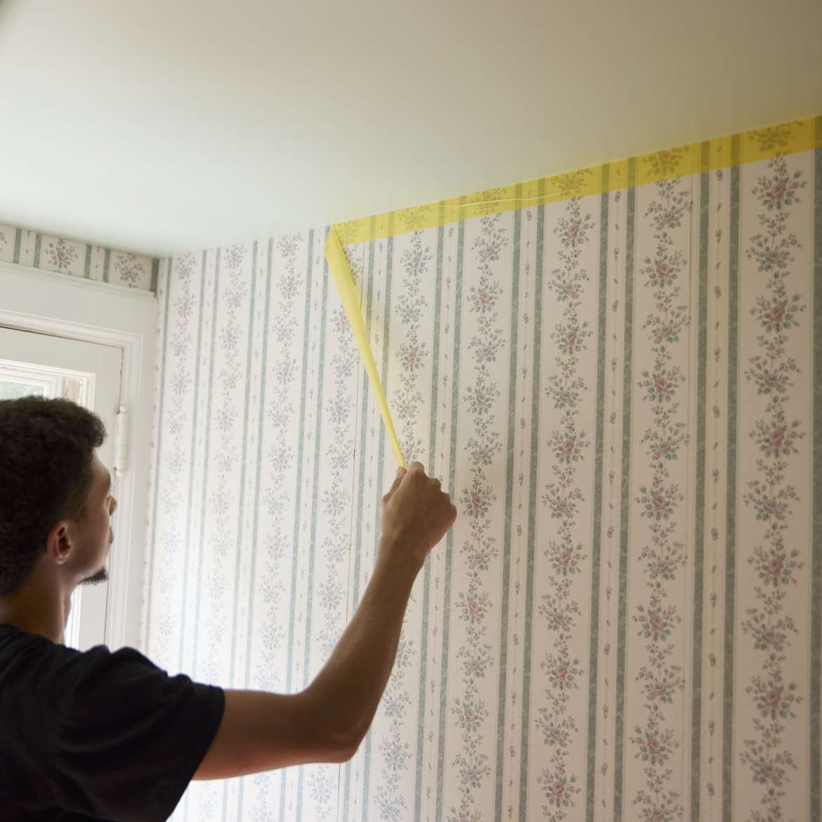 FrogTape<sup>®</sup> Delicate Surface Painter's Tape Application Image 1