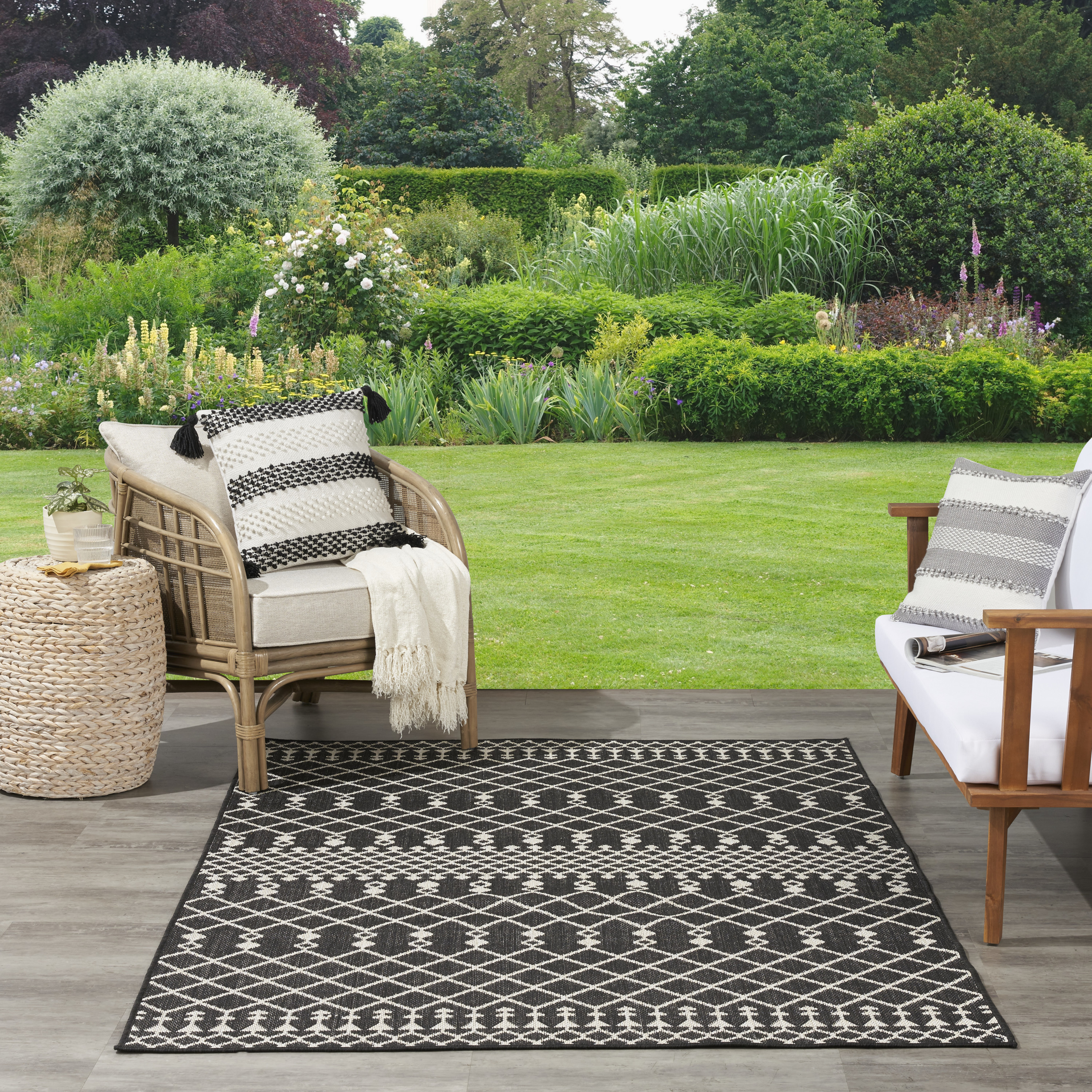 Nourison Positano 4' x 6' Black Modern Rug