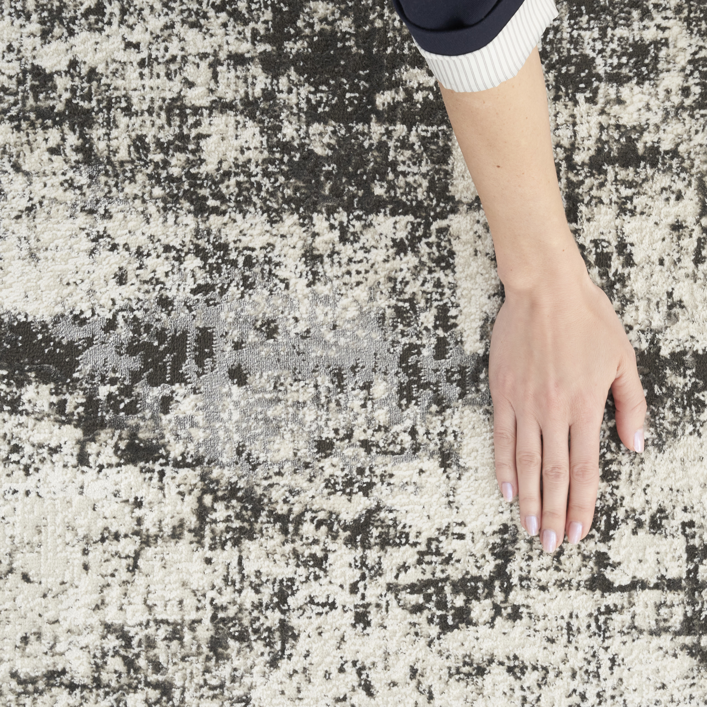 Nourison Desire 2'3" x 7'6" Grey Ivory Modern Indoor Rug