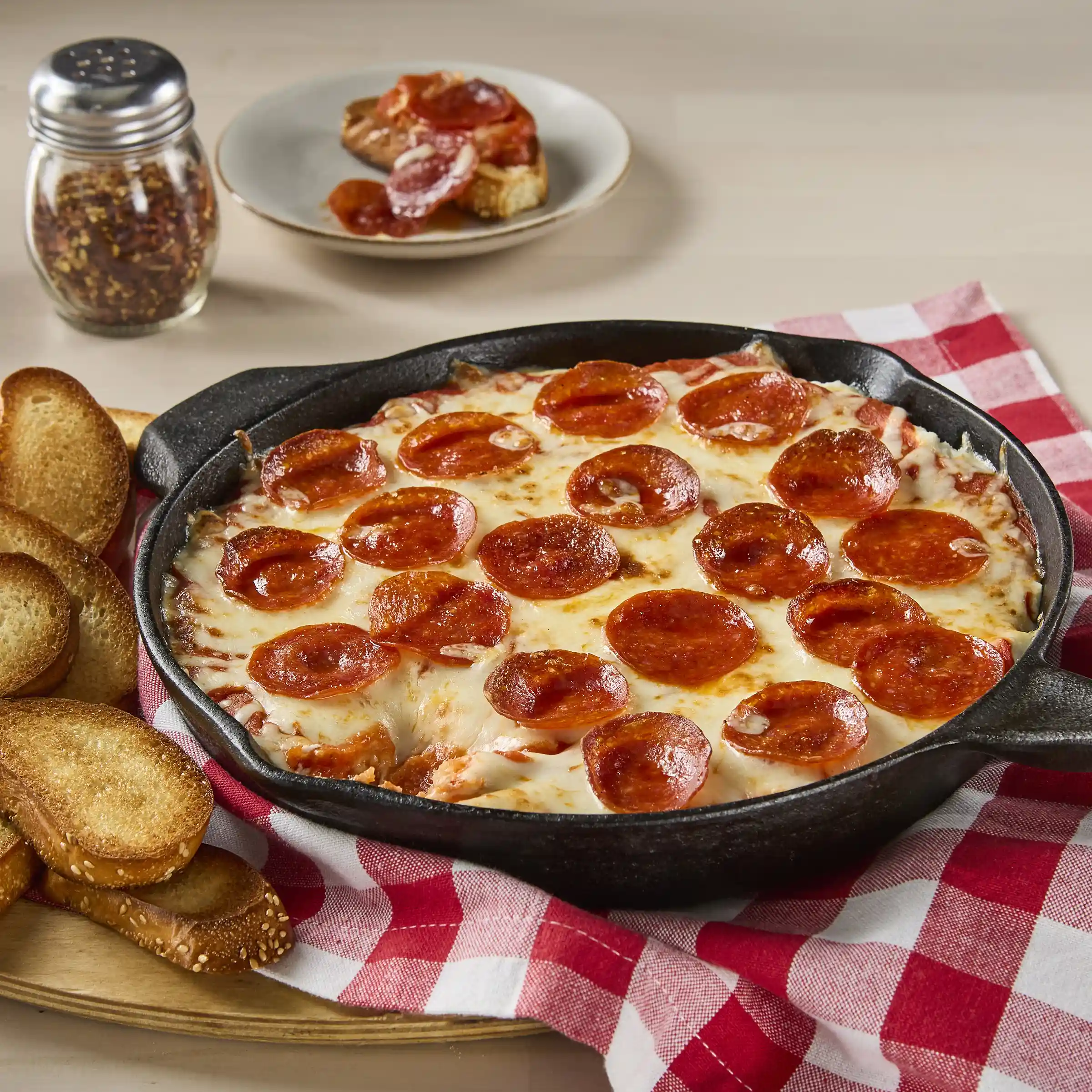 Hillshire Farm® Sliced Pepperoni, 14 slices per oz. https://images.salsify.com/image/upload/s--Xq5oeqnu--/q_25/685cf9bcec1d04a009b81514dd52bf1cad358fab.webp