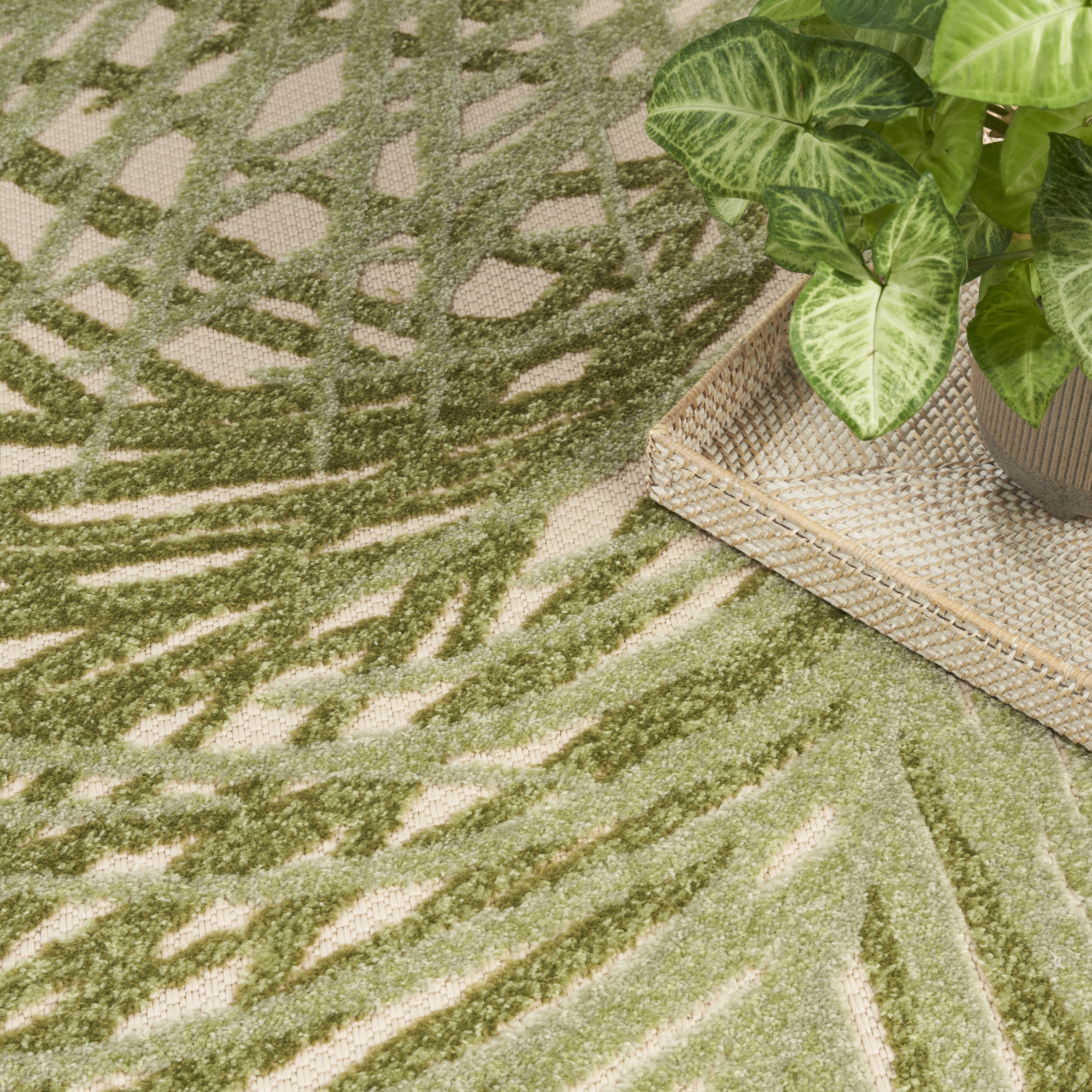 Nourison Aloha 7'10" x Round Ivory Green Outdoor Rug