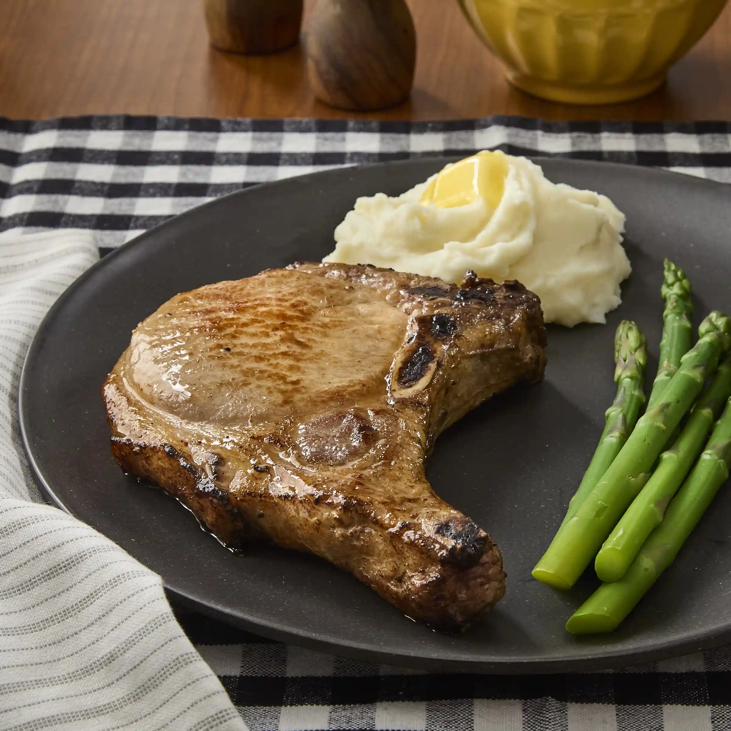 ibp Trusted Excellence® Bone-In Short-Cut Strap-Off Pork Loin https://images.salsify.com/image/upload/s--1Yapyeio--/q_25/bfcohct699p8jqo0xxvc.webp