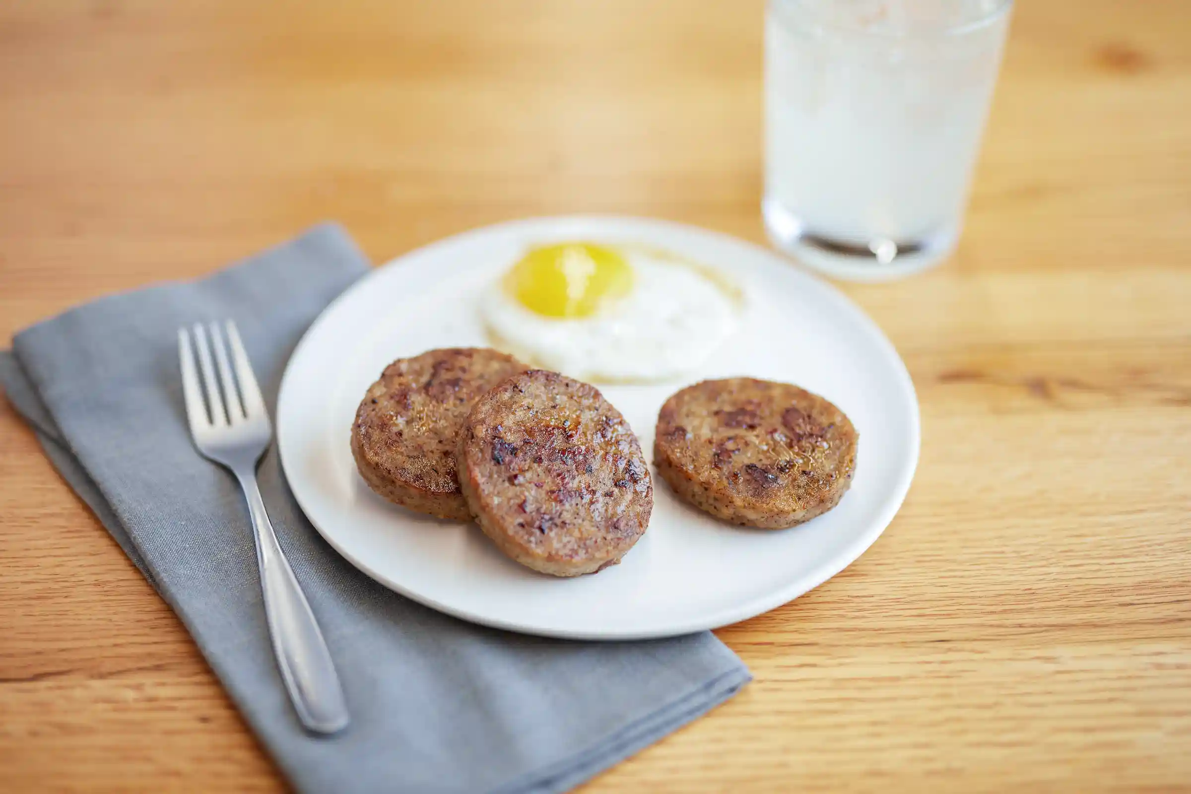 Jimmy Dean® Raw Country Style Pork Sausage Patties, 2.88 Inch, 2.0 oz https://images.salsify.com/image/upload/s--VBmUxt3S--/q_25/829de60d891ba8dbf82053ea2b031be12bcbd650.webp