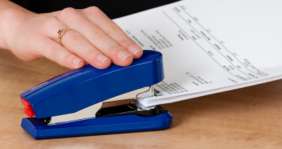 The Dual Staple Guide provides even pressure to prevent misshapen staples and ensure smooth clinches.