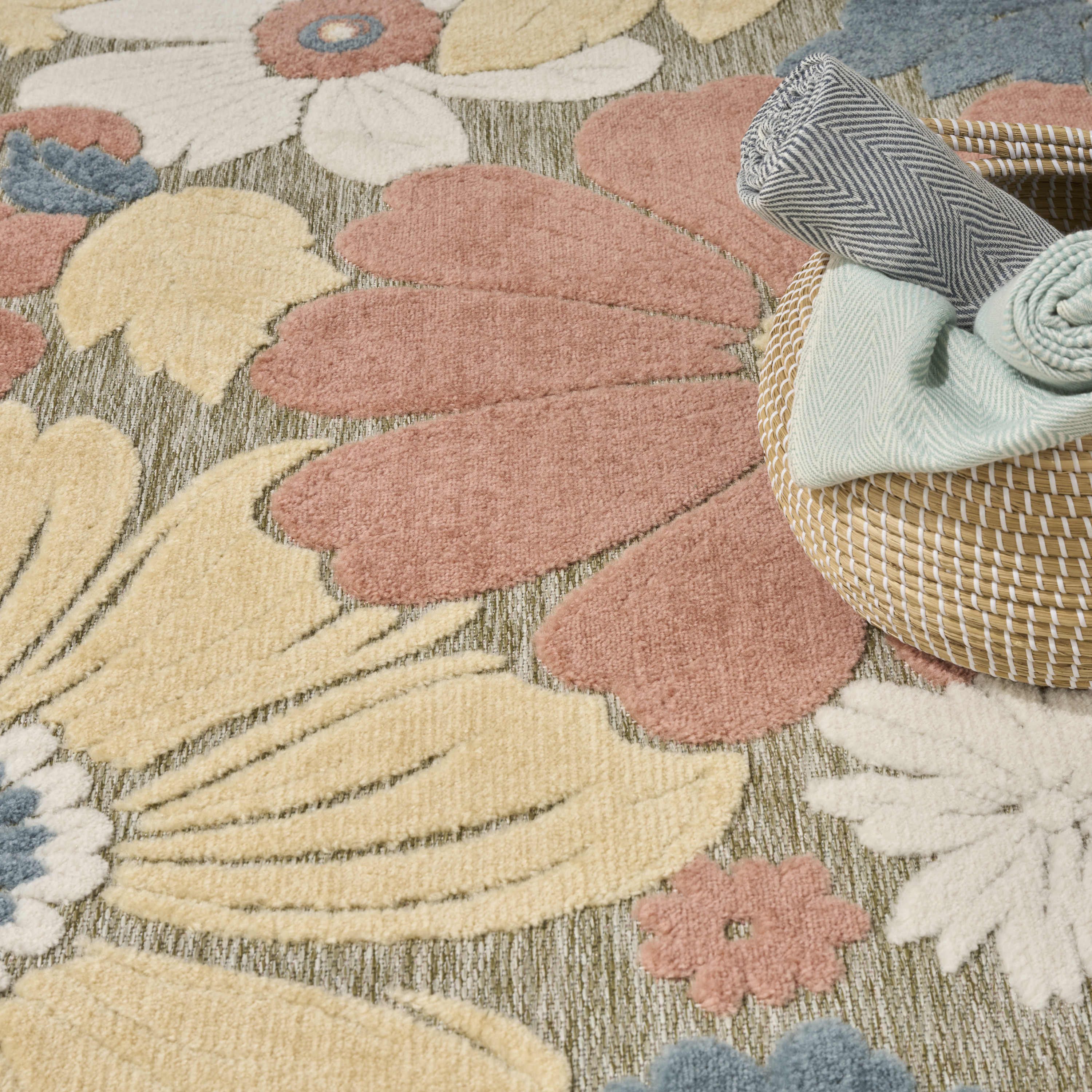 Nourison Aloha 7'10" x 10'6" Rose Modern Rug