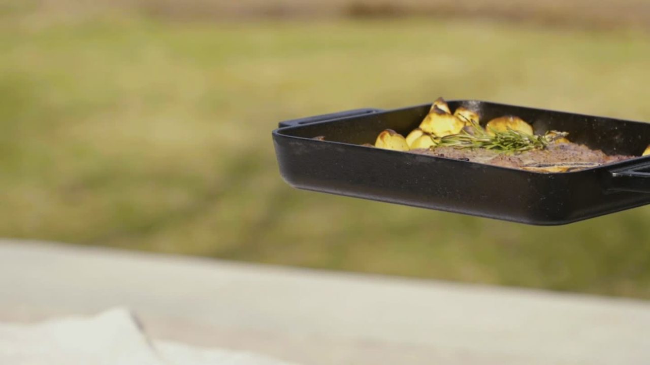 Blackstone Cast Iron Deep Dish Pizza Kit with Removable Handle and Wood