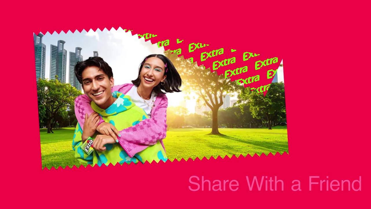 thumbnail video image 2 of Extra Sours Strawberry Sugar Free Chewing Gum - 15 Stick Pack, 2 of 10