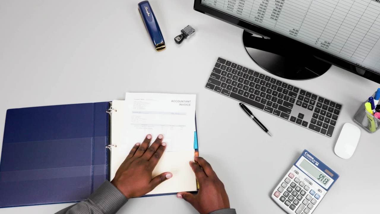 thumbnail video image 2 of Avery Dual Effect Binder, 1 inch Slant Rings, Navy Blue 2pk (46029), 2 of 10