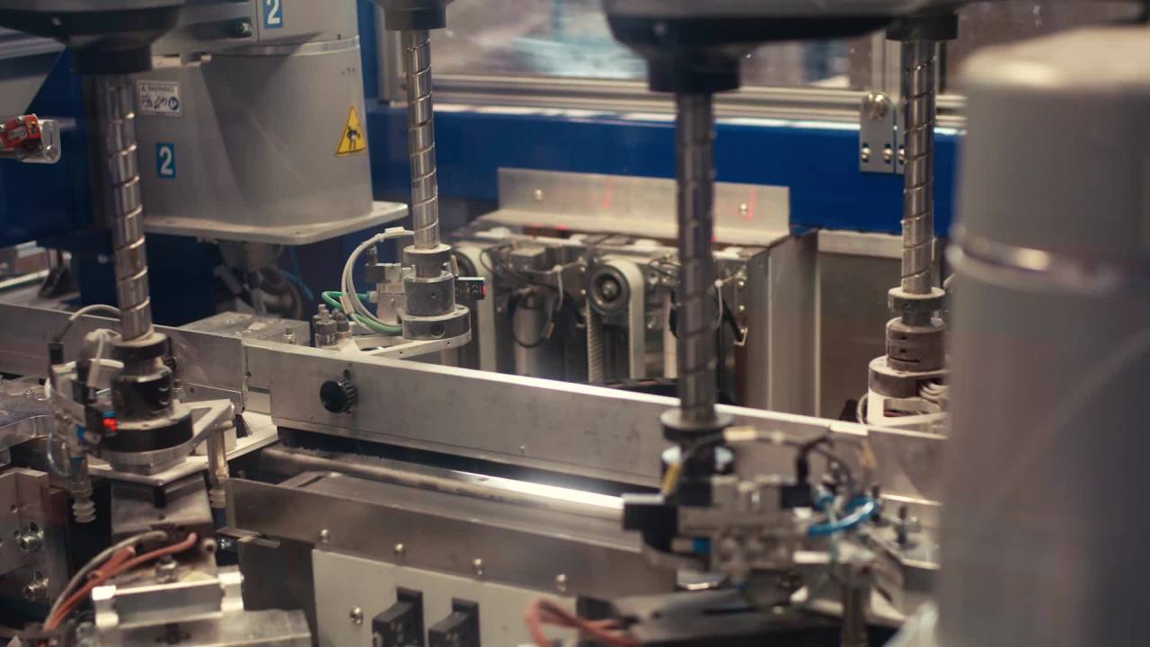 thumbnail video image 2 of Fabriano 1264 Watercolor Pad, Spiral Bound, 18”x24”, 140 lb, 20 Sheets, 100% Alpha-Cellulose, Wet Media, 2 of 6