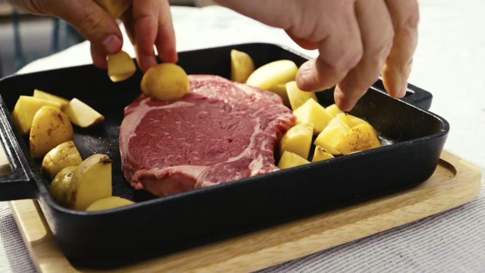 Blackstone Cast Iron Deep Dish Pizza Kit with Removable Handle and Wood