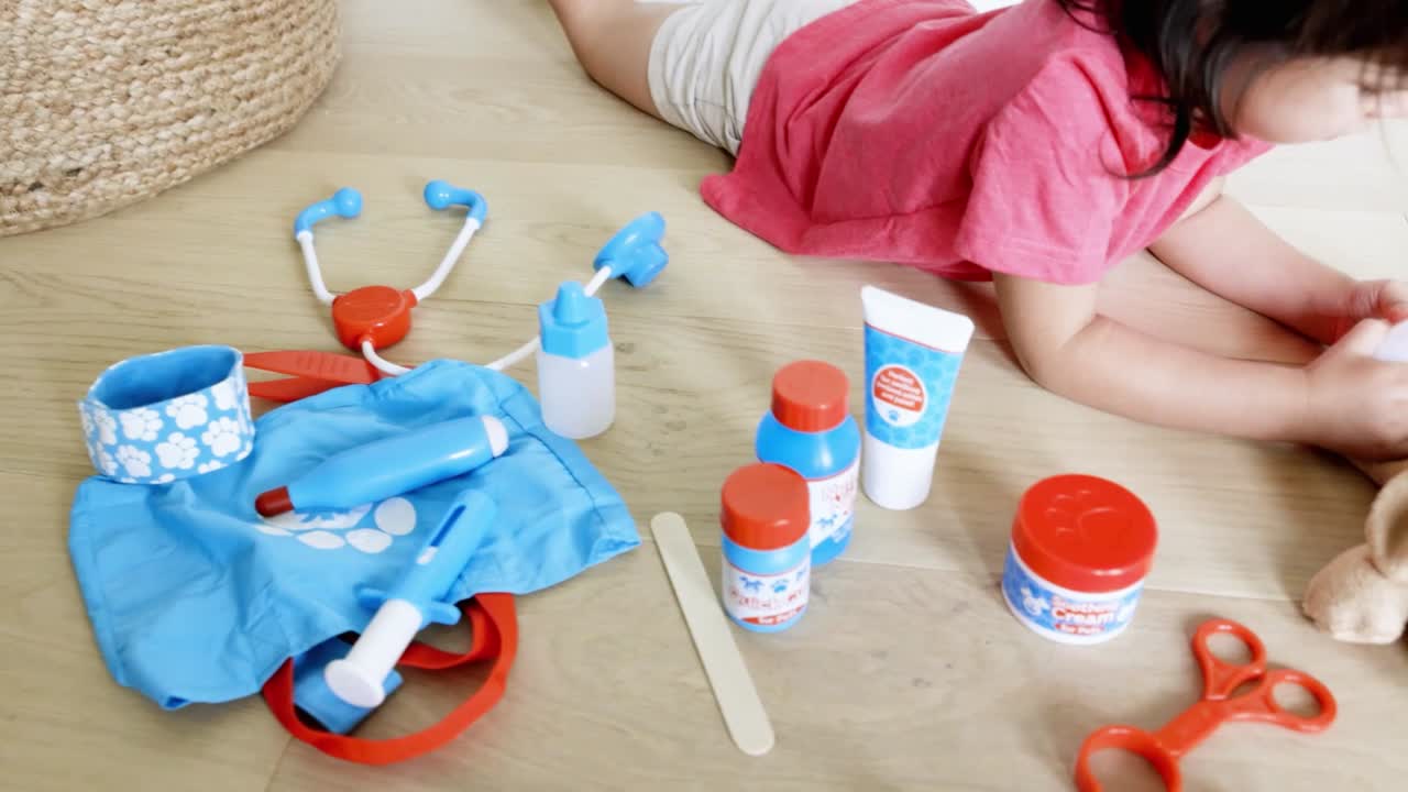thumbnail video image 2 of Melissa & Doug Examine and Treat Pet Vet Play Set (24 Pieces), 2 of 10