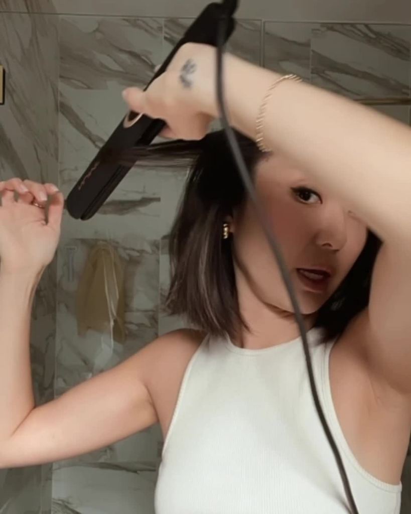 thumbnail video image 2 of Nexxus Weightless Style Detangler Prep & Protect Leave-In Spray, 4.1 oz, 2 of 11