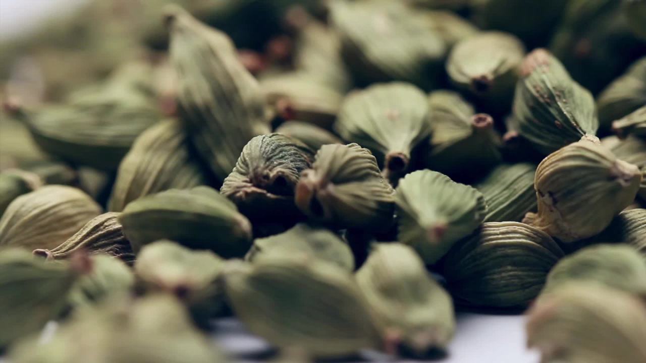 thumbnail video image 2 of Glade Sheer Vanilla Embrace Room Spray Air Freshener, 8 Ounce, 2 of 5