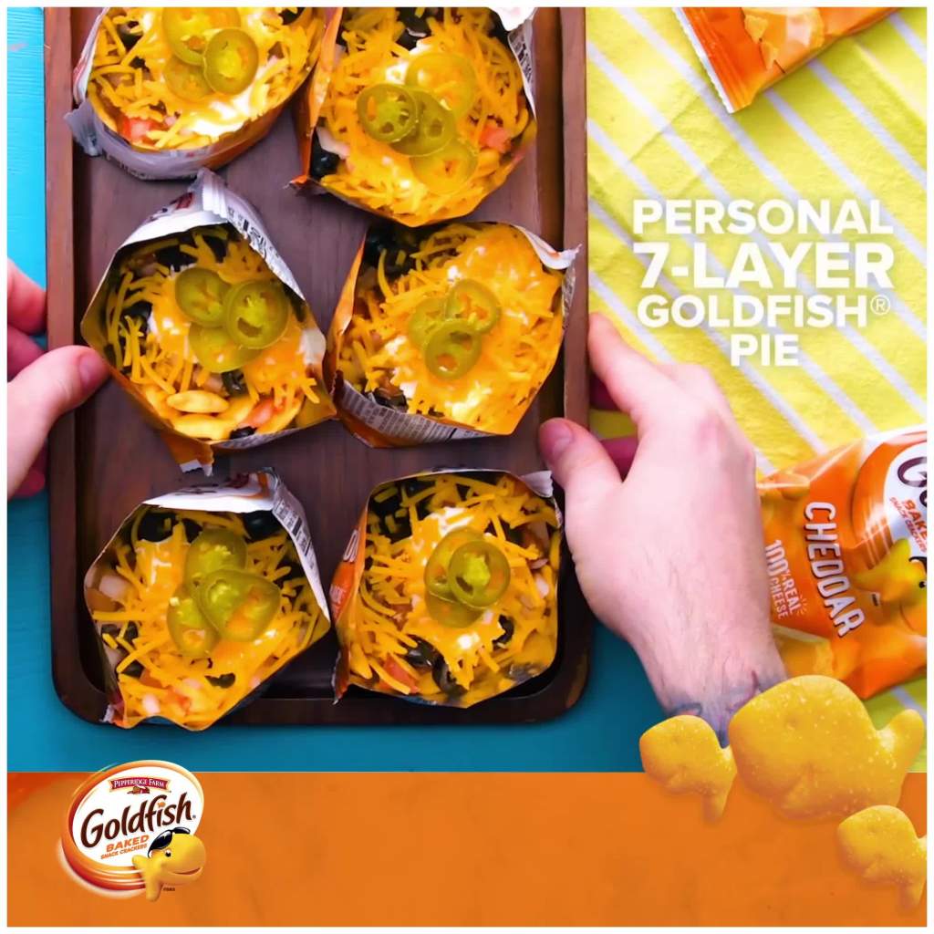 thumbnail video image 2 of Goldfish Dynamic Duo Colors Crackers, Cheddar & Flavor Blasted Xtra Cheddar Snack Pack, 0.9 oz, 20-Count Variety Pack Box, 2 of 13