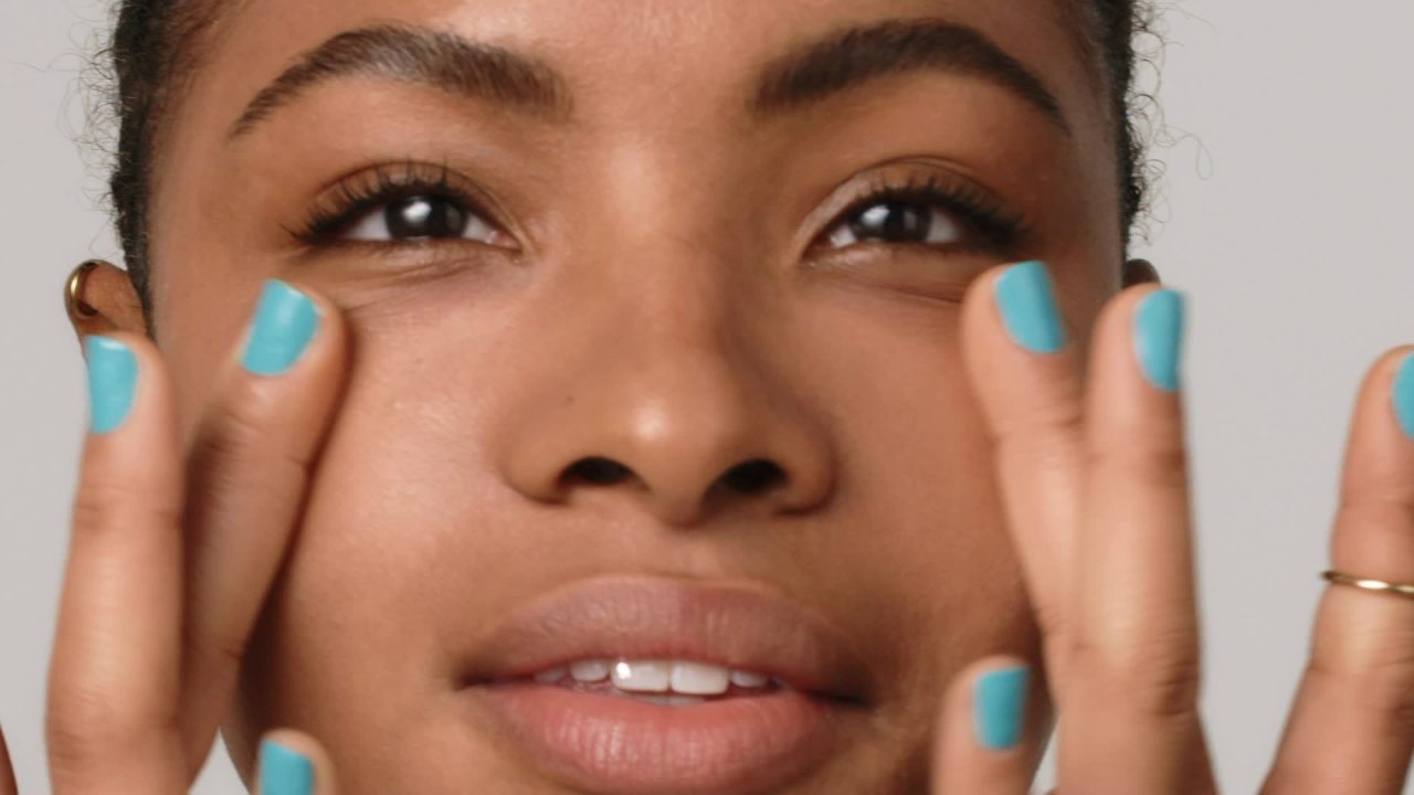 thumbnail video image 2 of Revlon ColorStay Light Cover Liquid Foundation, 200 Nude, 1 fl. Oz, 2 of 11