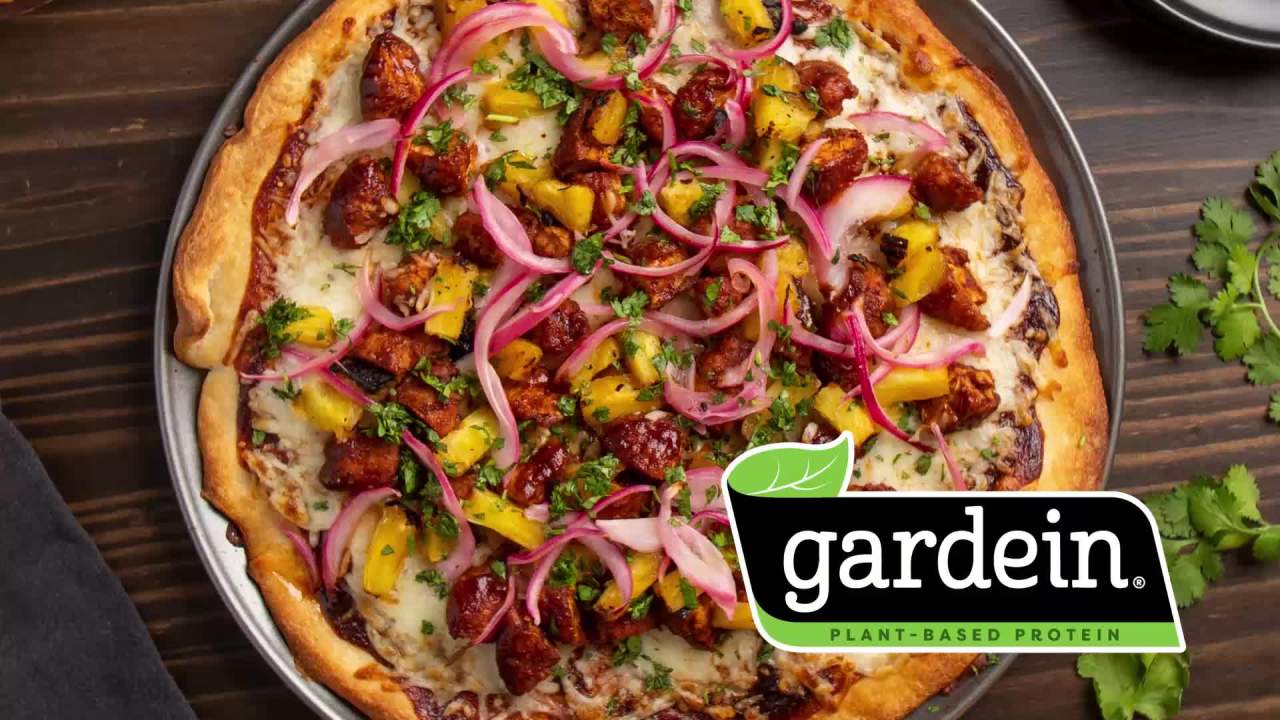 thumbnail video image 2 of Gardein Ultimate Plant-Based Saus'ge Links, Vegan Bratwurst, 4 Count (Frozen), 2 of 9