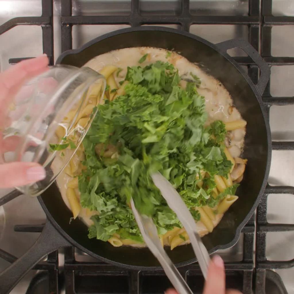 thumbnail video image 2 of Heinz HomeStyle Country-Style Sausage Gravy, 12 oz Jar, 2 of 15