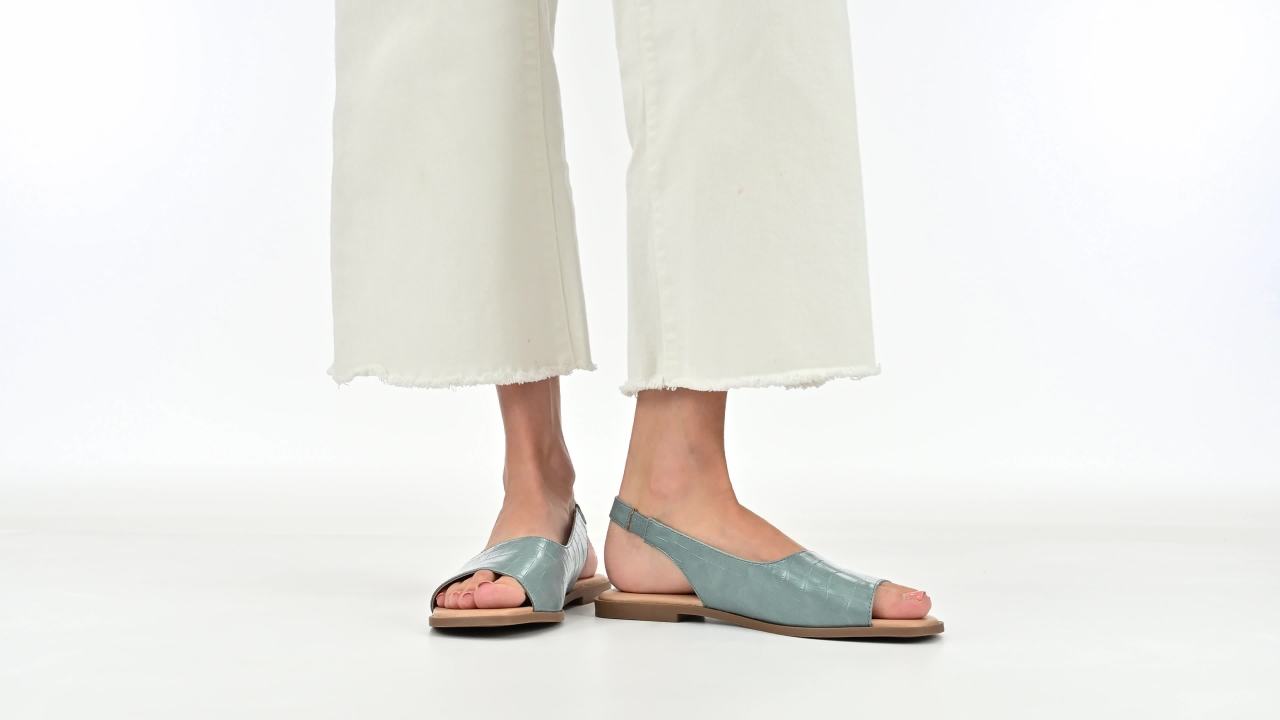 thumbnail video image 2 of Journee Womens Brinsley Croco Texture Sling Back Flat Sandals, Widths Available, 2 of 9