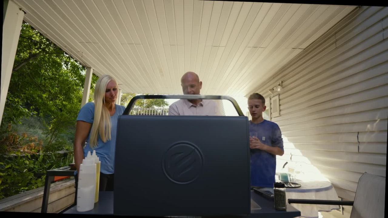 thumbnail video image 2 of Blackstone Pro Series 2 Burner 22" Propane Pedestal Griddle with Hood, 2 of 14