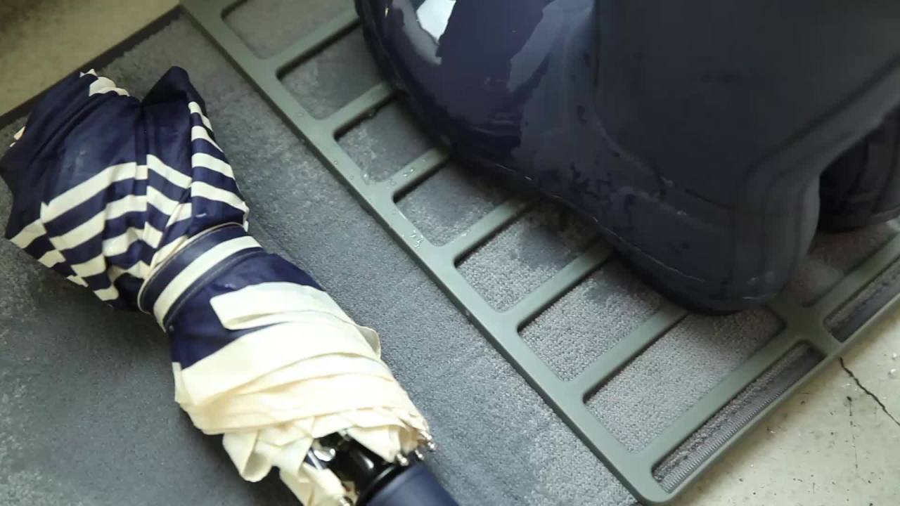 thumbnail video image 2 of Umbra Shoe Dry Shoe Rack, 2 of 22