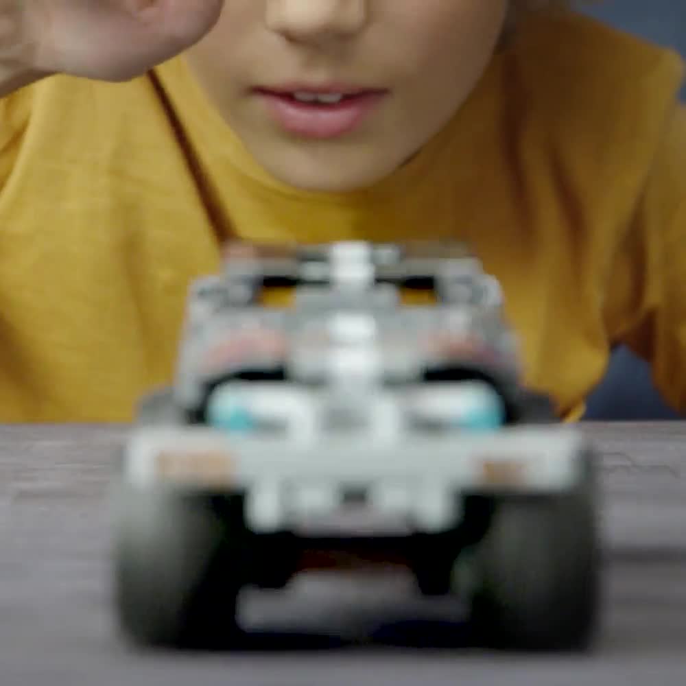 thumbnail video image 2 of LEGO Technic Getaway Truck 42090, 2 of 8