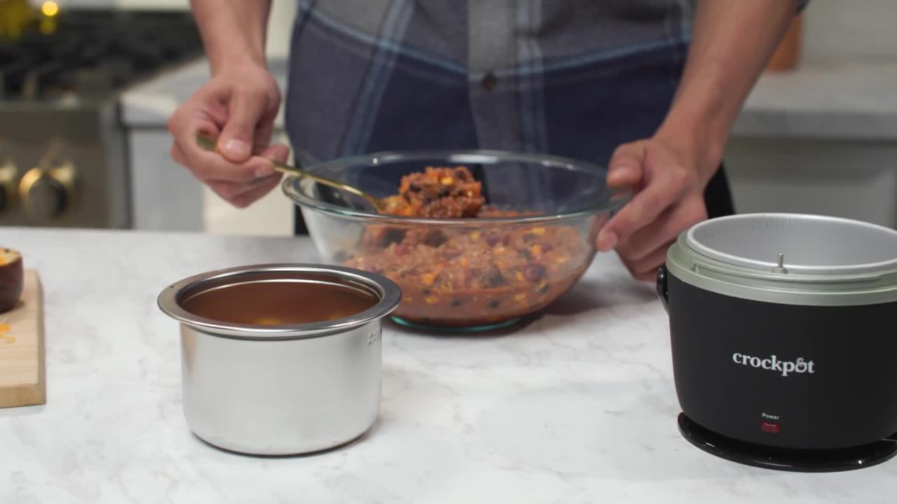 thumbnail video image 2 of Crock-Pot Lunch Crock Food Warmer 20 oz, Black Licorice, 2 of 7