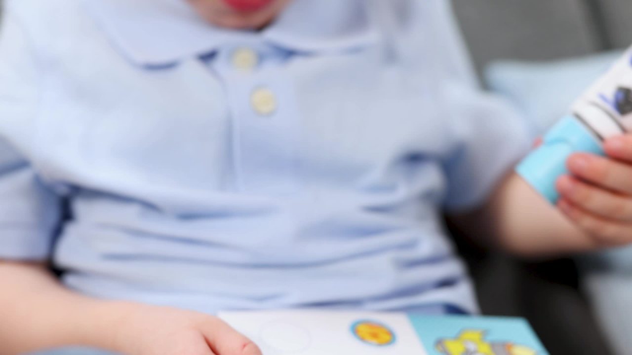 thumbnail video image 2 of Melissa & Doug Sticker WOW!™ 24-Page Activity Pad and Sticker Stamper, 300 Stickers, Arts and Crafts Fidget Toy Collectible Character – Astronaut - FSC Certified, 2 of 9