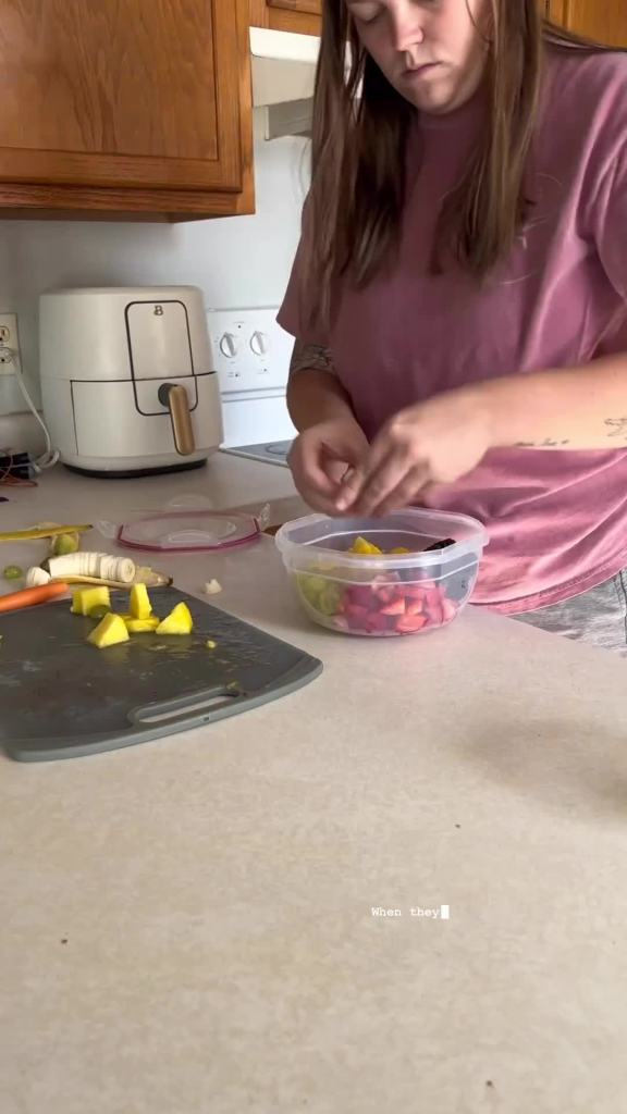 thumbnail video image 2 of Sterilite Ultra Seal™ 2.5 quart Bowl Clear Set of 4, 2 of 8