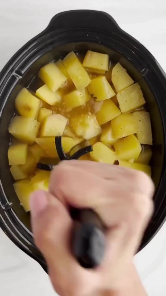 thumbnail video image 3 of Crock-Pot 4-Quart Classic Slow Cooker, Black, 3 of 8