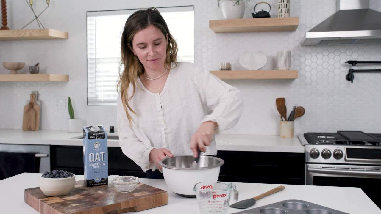 thumbnail video image 2 of Califia Farms Unsweetened Vanilla Keto Coffee Creamer 16.9 Fluid Ounces, 2 of 5