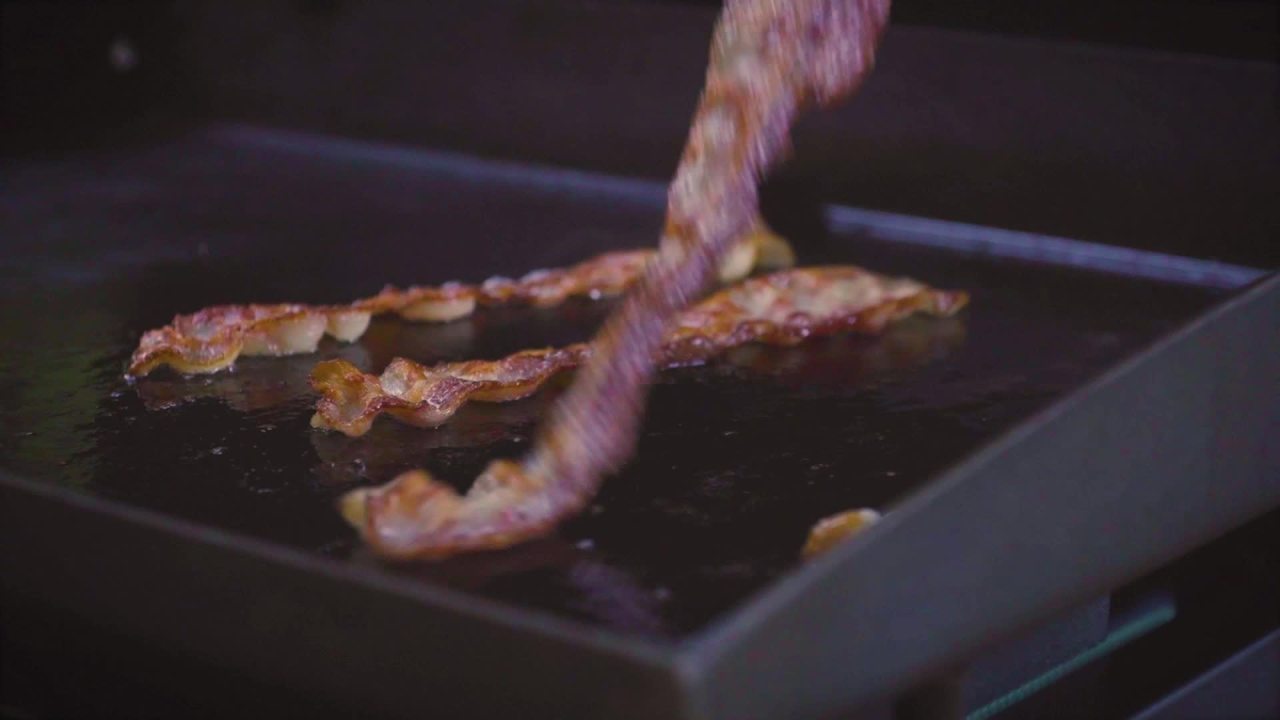 thumbnail video image 2 of Blackstone 22in w/cover, 2 of 8