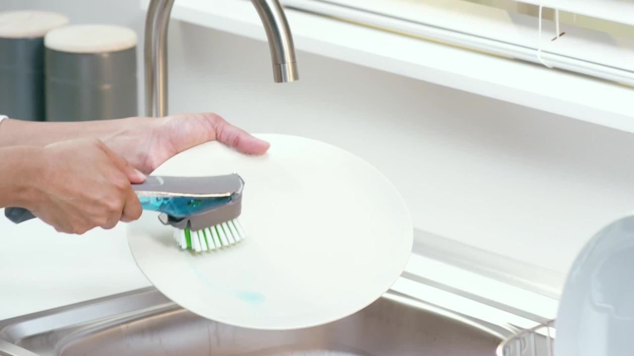 thumbnail video image 2 of Scotch-Brite Soap Control Odor Resist Brush Refills , 2 Refills, 2 of 14