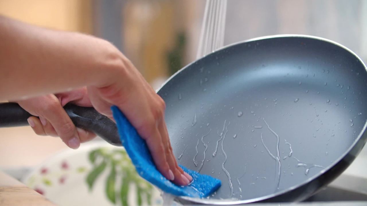 thumbnail video image 2 of Scotch-Brite Zero Scratch Scour Pads, 3 Pack, 2 of 12