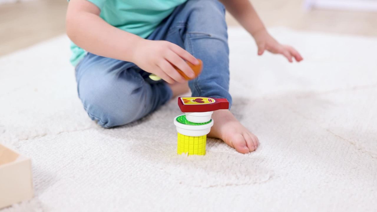 thumbnail video image 2 of Melissa & Doug Wooden Dinner Picnic Box Play Food Set for Boys and for Girls 2+, 2 of 10