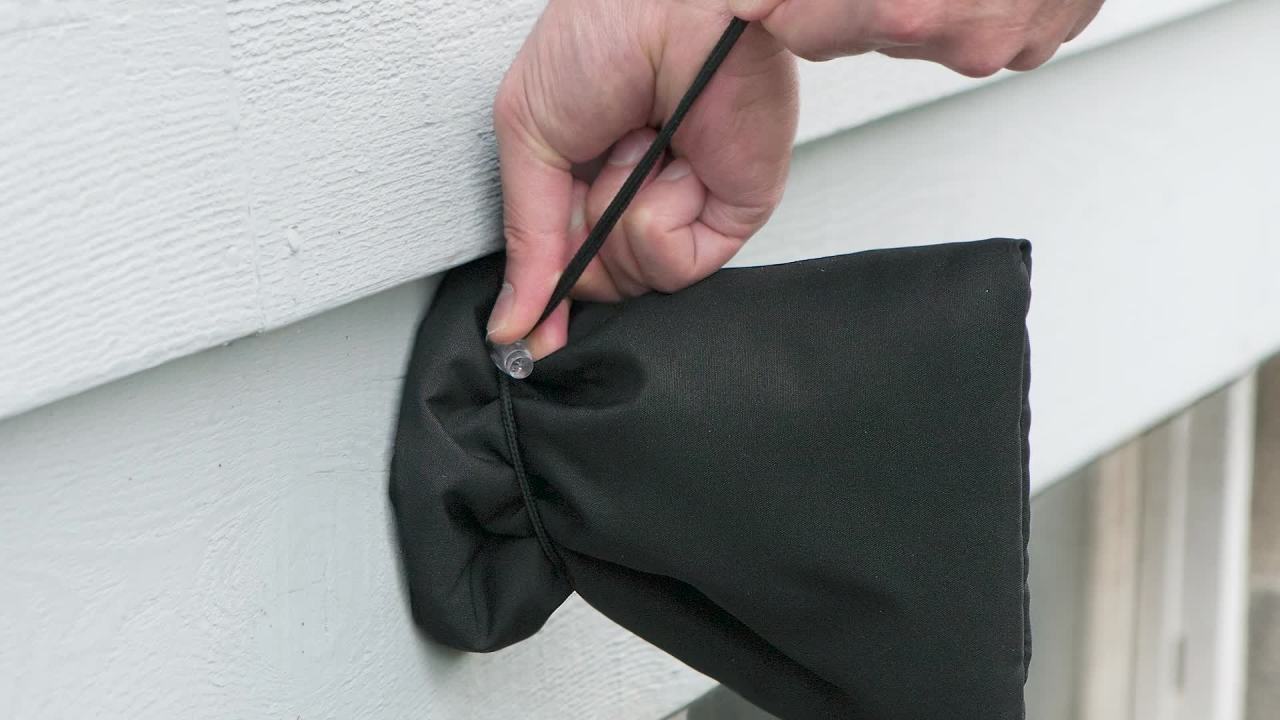 thumbnail video image 2 of Duck Brand 7.5 in x 8.75 in Flexible Faucet Cover, 2 of 10