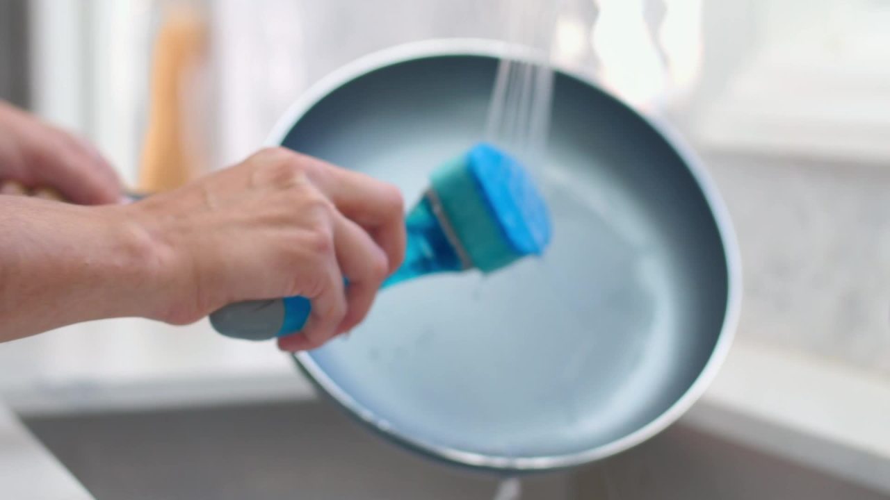 thumbnail video image 2 of Scotch-Brite Non-Scratch Dishwand Refills Heads, 4 Refills Total, 2 of 14