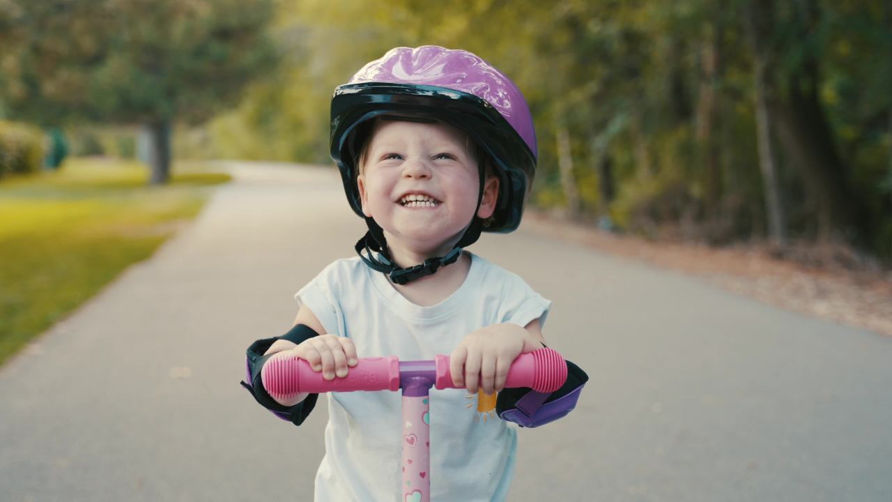 thumbnail video image 2 of Tonka Dump Truck 3D Scooter with 3 Wheels and Tilt to Turn- Yellow, For Boys Ages 3+, 2 of 18