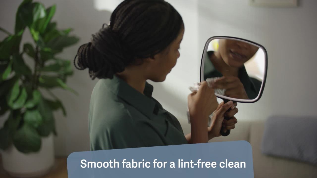 thumbnail video image 2 of Casabella Microfiber Glass Cloth 2 Pack, 2 of 6