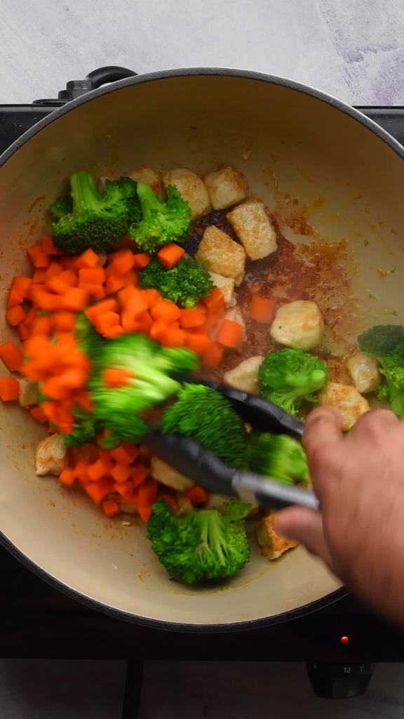 thumbnail video image 2 of Kraft Deluxe Mac and Cheese, 1 Box, for Easy Dinner or Dinner Sides, Sauce Made with 2% Milk Cheese, No Artificial Dyes or Flavors, 14 oz, 2 of 16