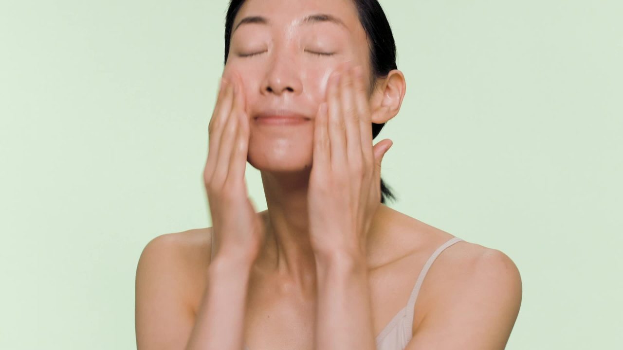 thumbnail video image 2 of Physicians Formula Organic Wear® Lifting & Glowing Mask, Lift & Glow, 2 of 9