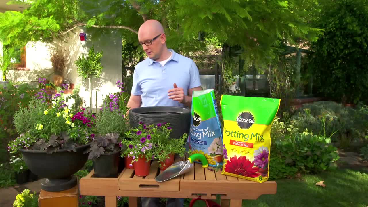 thumbnail video image 2 of Miracle-Gro Moisture Control Potting Mix 2 cu. ft., 2 of 10